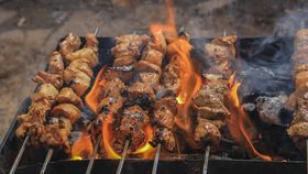 După pască și drob, bucureștenii au ieșit la grătar. Cu ce au înlocuit mâncarea tradițională: „Ceva ceafă de porc, cotlet, cârnați, mici”